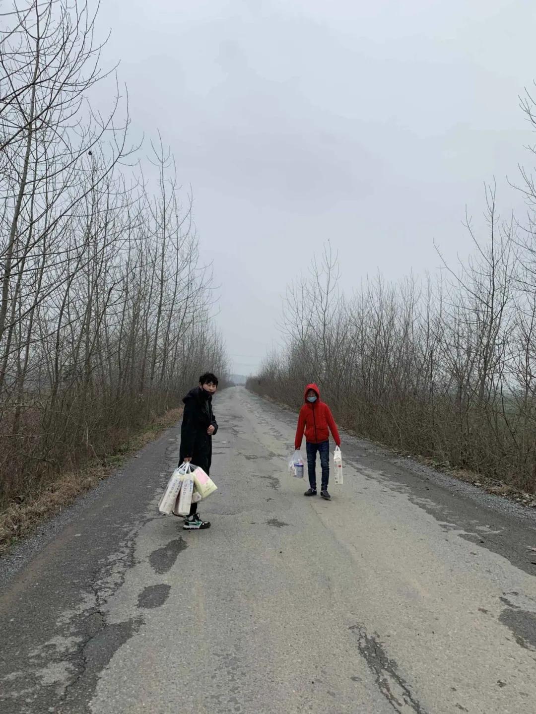 18口人每天吃掉40只鸡,18个人滞留老家