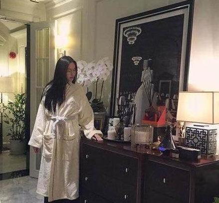 参观人妖皇后宝儿的家，金色浮雕镜子前还有蜡烛，这设计第一次见