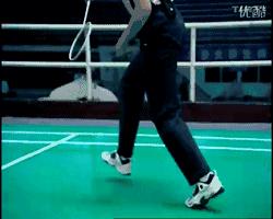 羽毛球反手高远球怎么找球,羽毛球反手高远球怎么抬肘