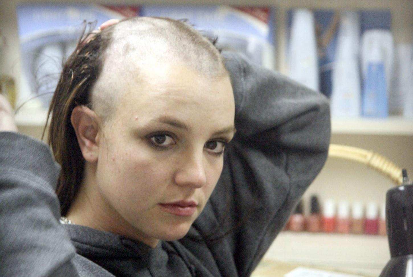 被亲爹监控13年,强迫服药和避孕,一代巨星正在世态炎凉中陨落