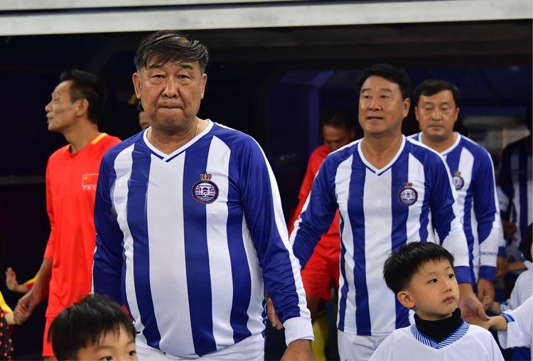 门将外都能踢的天津“万金油”，打入50米世界波，贝利与他合影