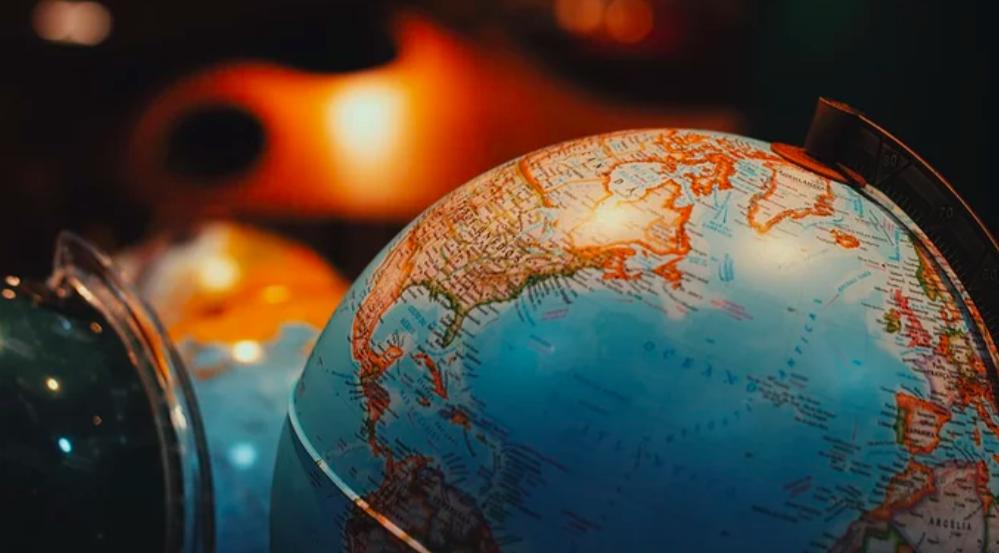 中美看到的世界地图不一样,竖着看世界