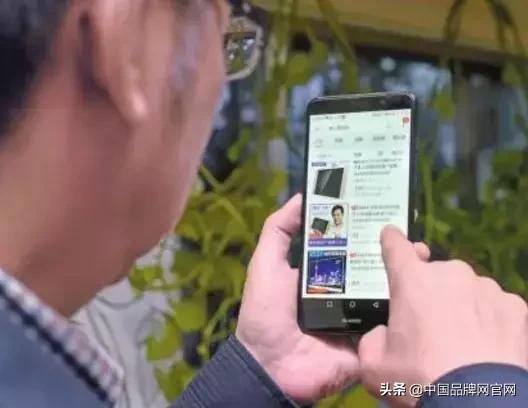 回家过年被父母嫌弃的他拿出了这些东西,父母泪目