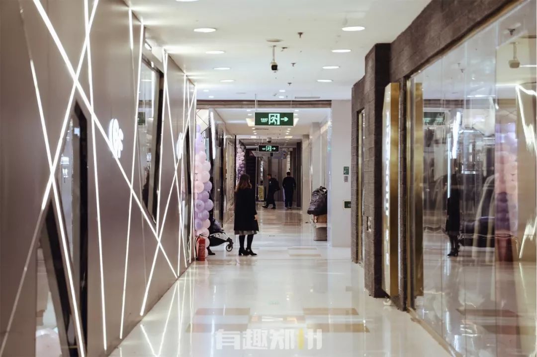 郑州银基商贸城，时尚和繁华背后，多的是你不知道的辛苦和忙碌