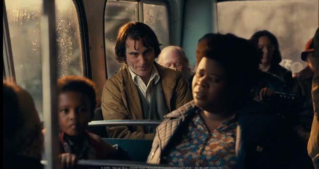 他不是演得好，他就是小丑本人