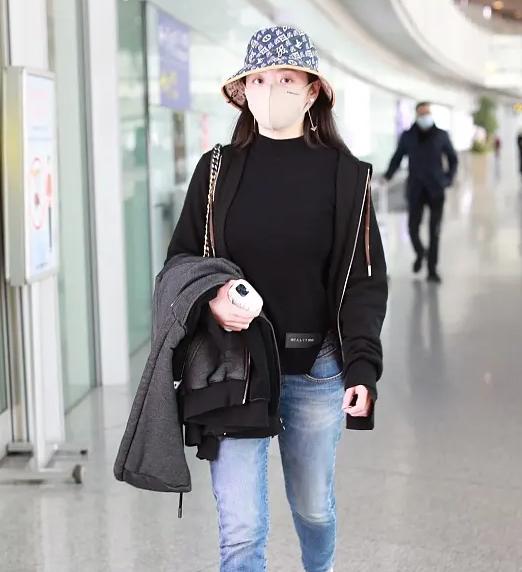 张靓颖首谈新男友,张靓颖现男友前伴郎照片