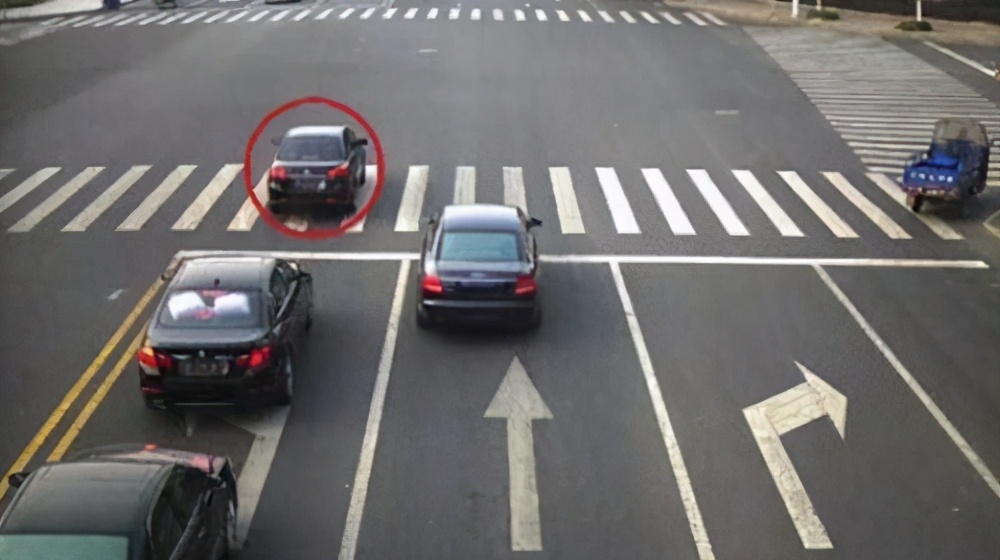 为何老司机误闯红灯后右转不扣分,右转没注意闯红灯了怎么处罚