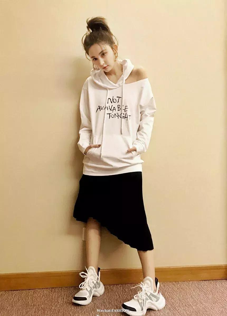 卫衣配什么裙子好看春天,卫衣裙子怎么搭配才好看