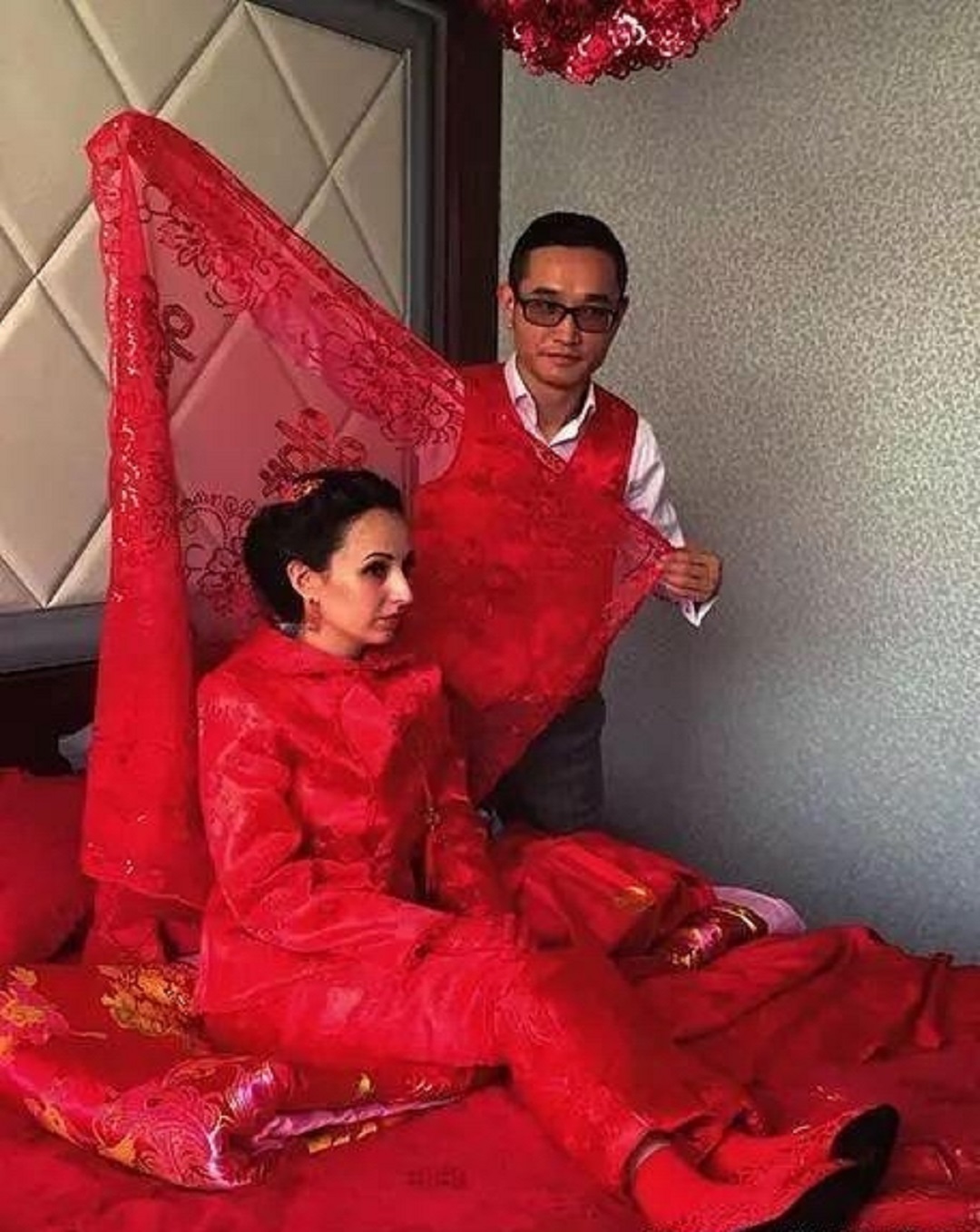 哈萨克斯坦美女爱上中国小伙，在恋爱中抓住跨国商机，他们赚大了