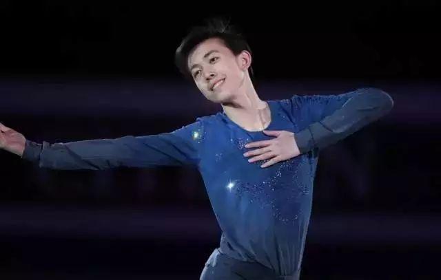 8岁滑冰夺冠视频,17岁短道速滑夺冠