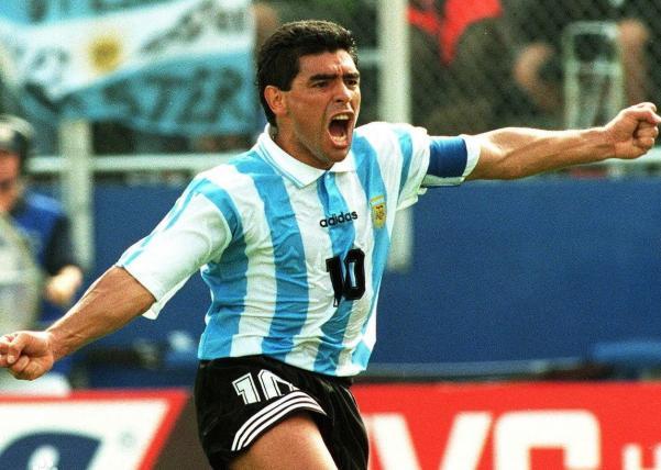 贝利跟马拉多纳谁地位高,贝利与马拉多纳哪个强