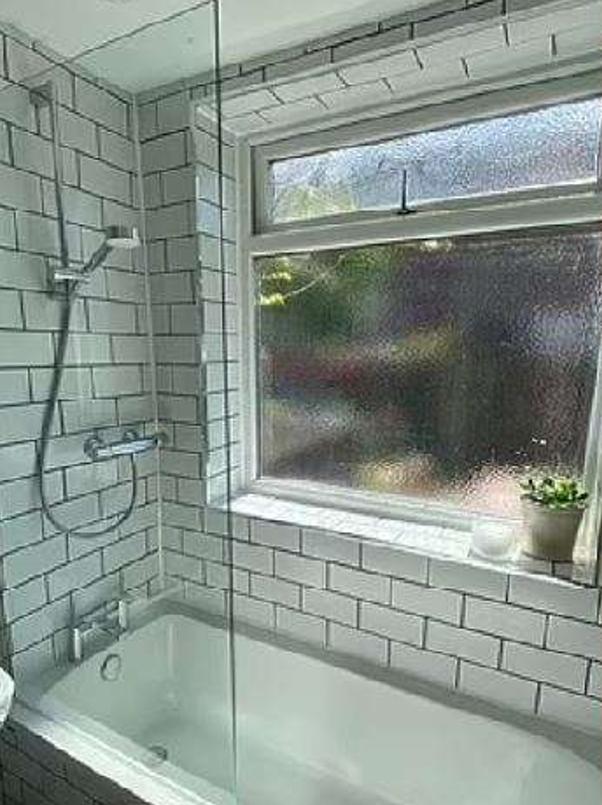 英国26岁女子洗澡时被邻居“目睹一切”，为避免尴尬邻居写信通知