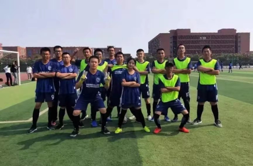 她，热爱足球，是南开大学男足球队队长，兴趣与学习不是“敌人”