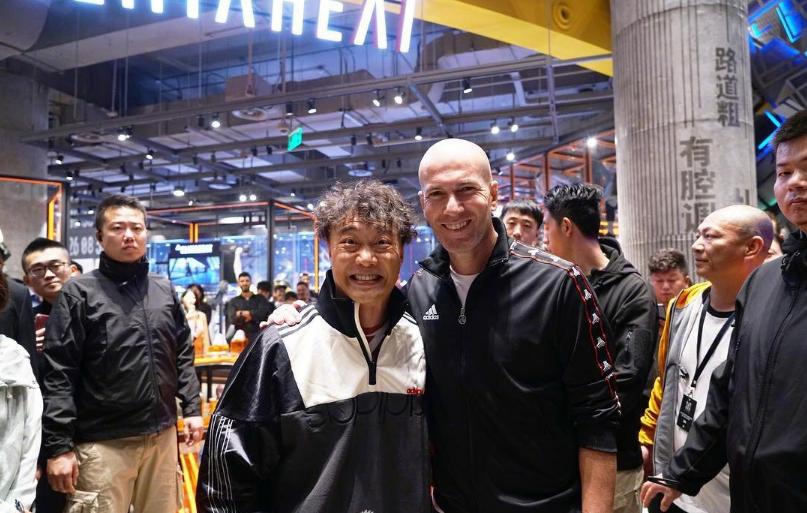 吸收东方玄学！齐达内围观中国大妈打麻将足坛传奇蹲地上笑容灿烂