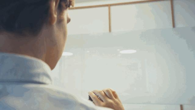 一个会自己飞回来的陀螺，不单是小孩子，连大人都玩得不亦乐乎