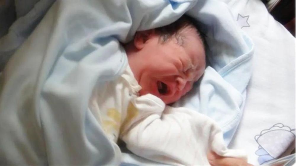 卷饼包被,妈妈给婴儿包小被子的视频