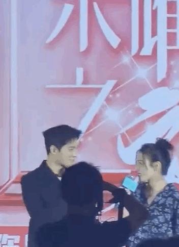 迪丽热巴杨洋荣耀见证礼,迪丽热巴杨洋高甜发布会