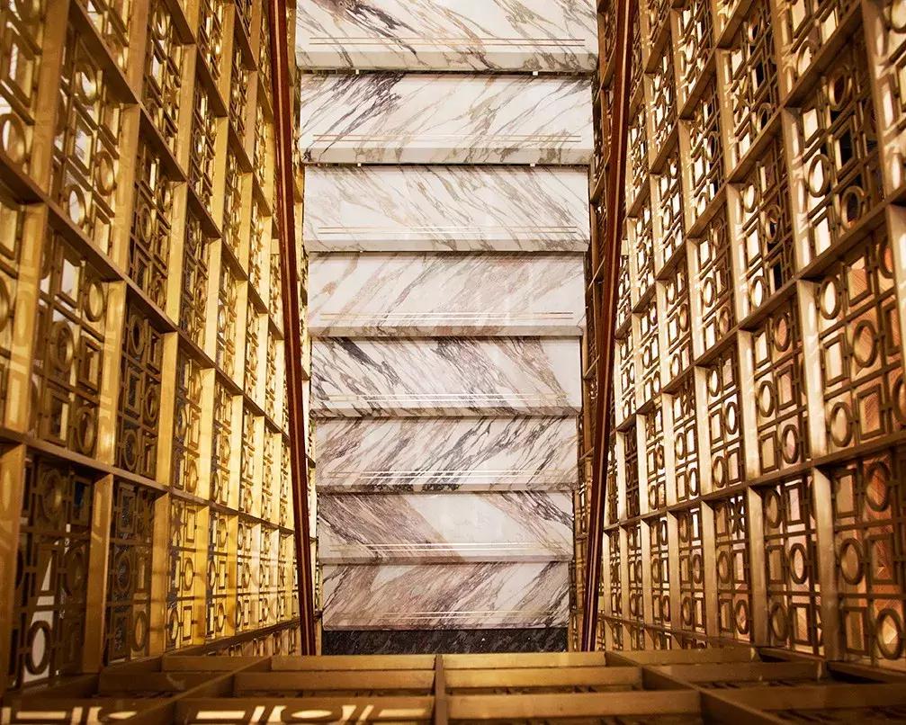 高档奢华大理石楼梯效果图,奢侈大理石楼梯