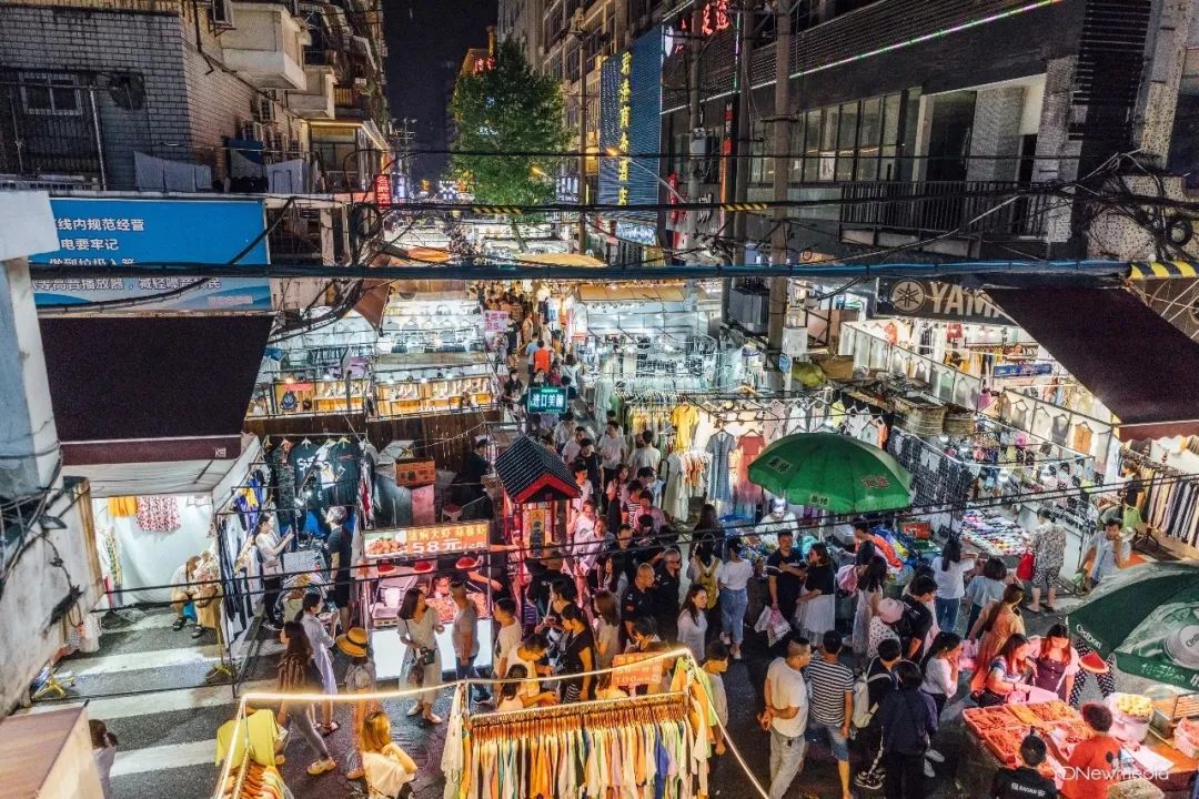 武汉步行街摆地摊,在武汉摆地摊的老乡们