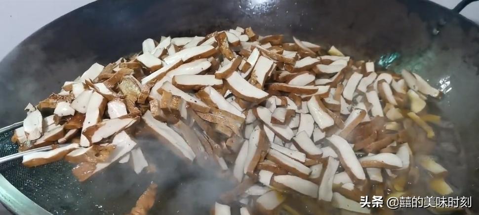 大爷在路边摆摊卖自制小吃,60岁大爷深夜摆摊卖小吃