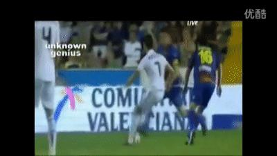 球王假装老人踢足球,内马尔假摔和c罗假摔哪个多