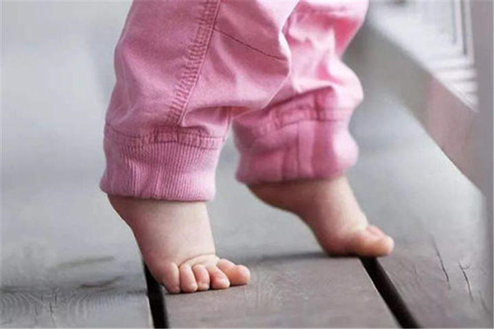 孩子为什么会脚热不爱穿袜子,孩子光脚不穿袜子好吗