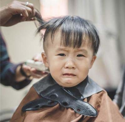 家里的小孩一剪头发就哭闹，家长应该怎么办？