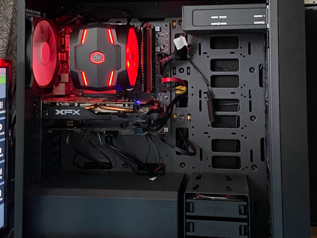 侧透机箱能装光驱,外置光驱在机箱外面放置的光驱