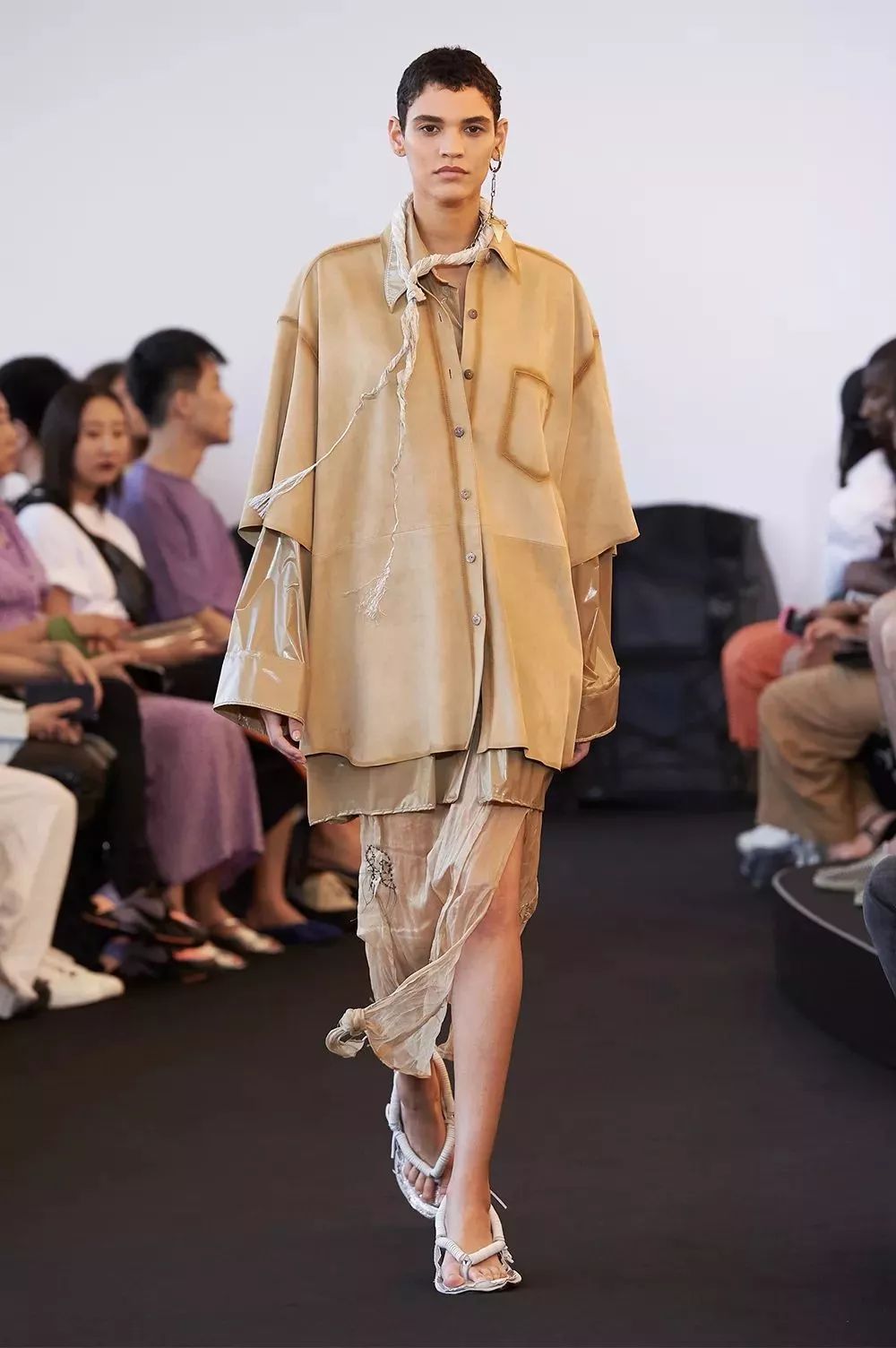 全球仅50多家店、年销售2亿欧元的Acne，门头竟然无LOGO？