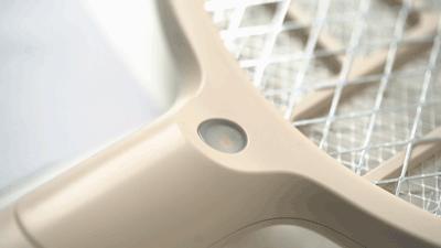 烦人的蚊子被自动引诱过来，“啪啪啪”轻松捕杀，这杀器太爽了！