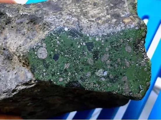 亿万富豪买翡翠,亿万富翁买不起石头