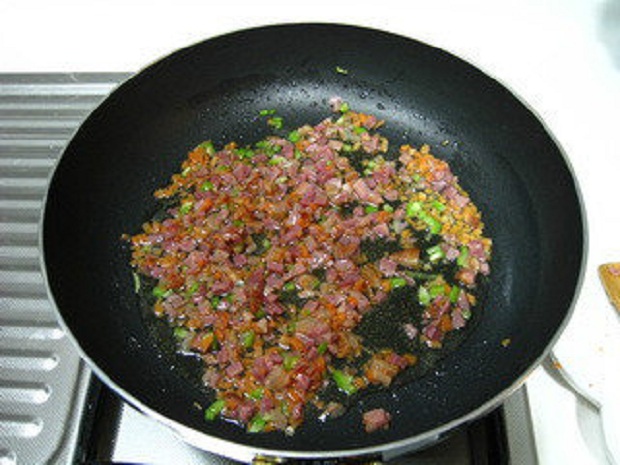 剩饭饭团做法家庭版,家里只有剩饭和鸡蛋怎么做饭团