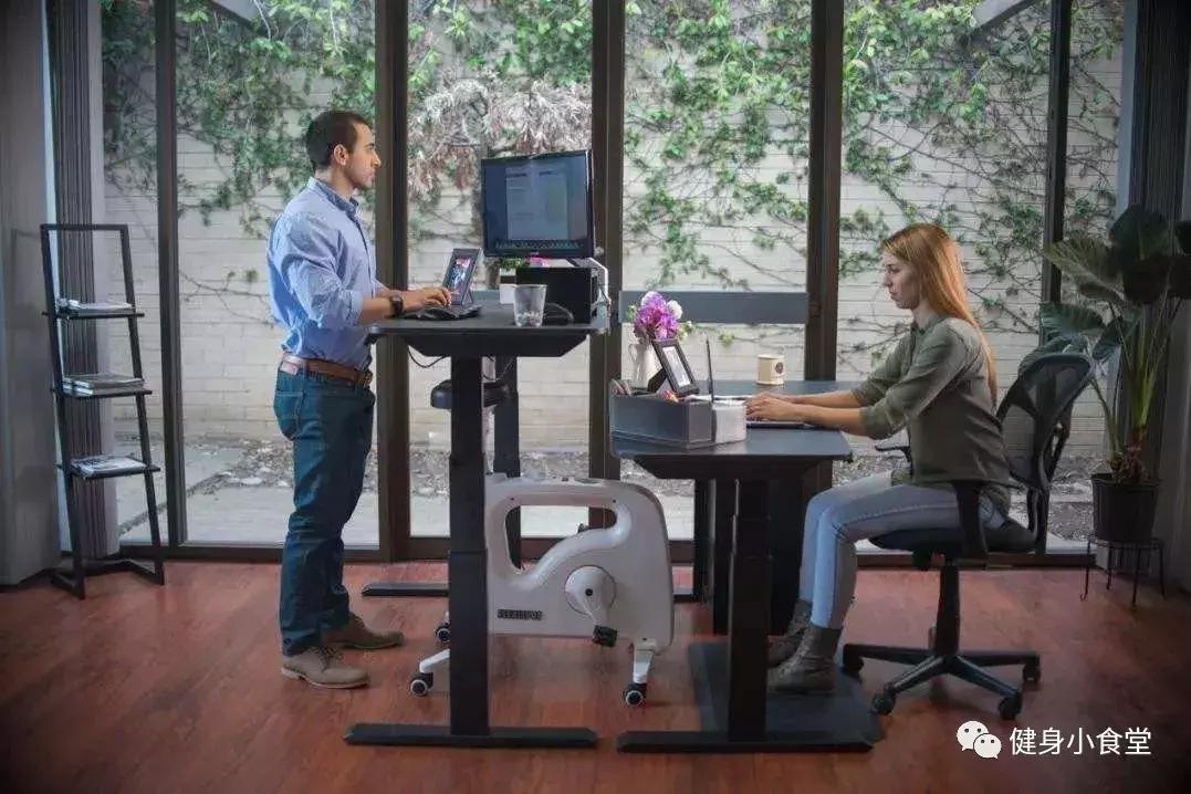 坐久了肩颈腰痛，那么站立式办公，是不是拯救上班族的良药？