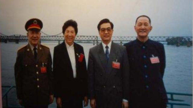 六星上将遗孀：将丈夫600余件遗物尽捐国家，资助小学12万元