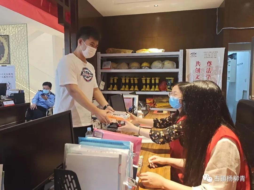 书香小屋“益”起建绿植美家秀出来--西青区杨柳青镇英伦社区青年之家捐书活动