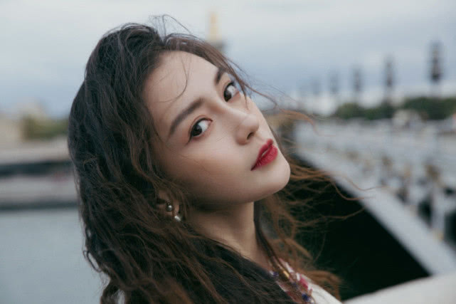 杨颖在巴黎又秀新造型，还是那件皮衣，内搭摩洛哥风长裙更美了