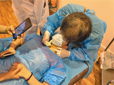 男记者*底卧**微整形速成班:开课首日就让学员互相扎针练习