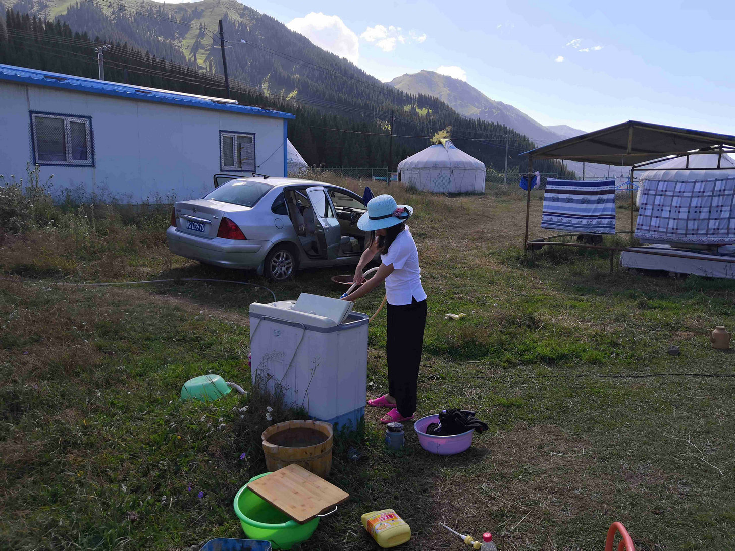 与*疆新**旅店老板共餐，直夸我土豆丝炒的好吃，后请我吃羊肉大餐