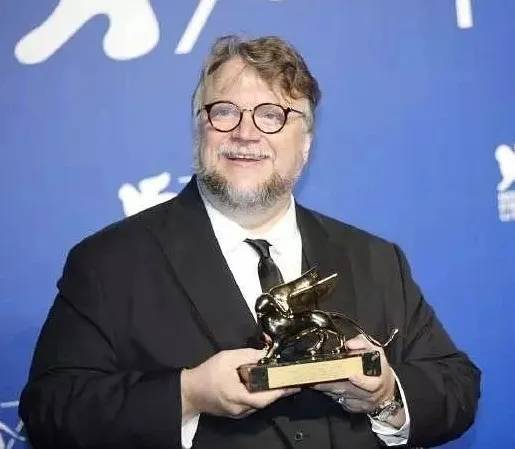 保洁大姐口味重，专挑怪兽滚床单。第90届奥斯卡最佳影片，得看