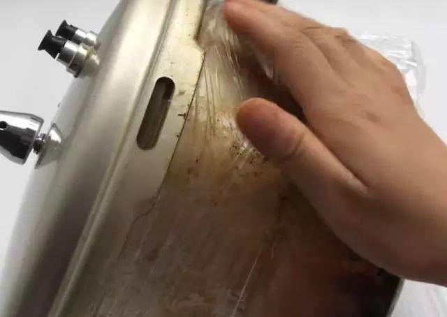 高压锅里面有黑色的污垢怎么办,怎么清理高压锅污垢小妙招