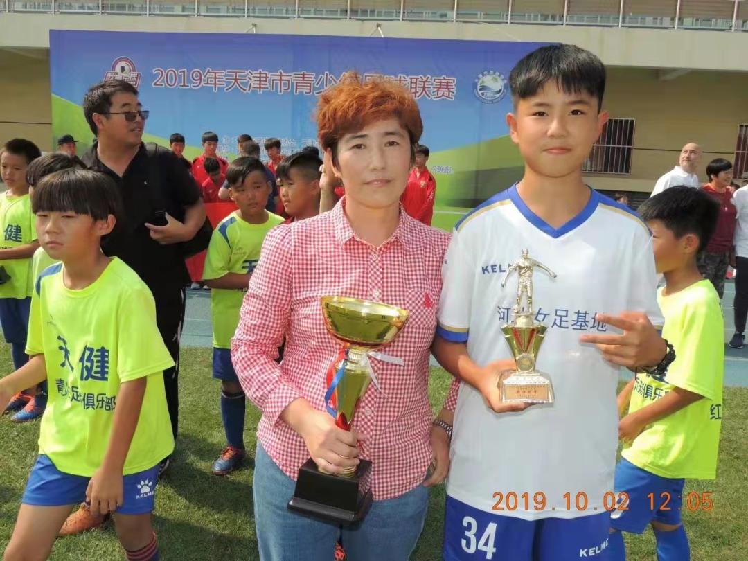 一脚射门！宝清二中女孩赛场上划出完美“弧线”！