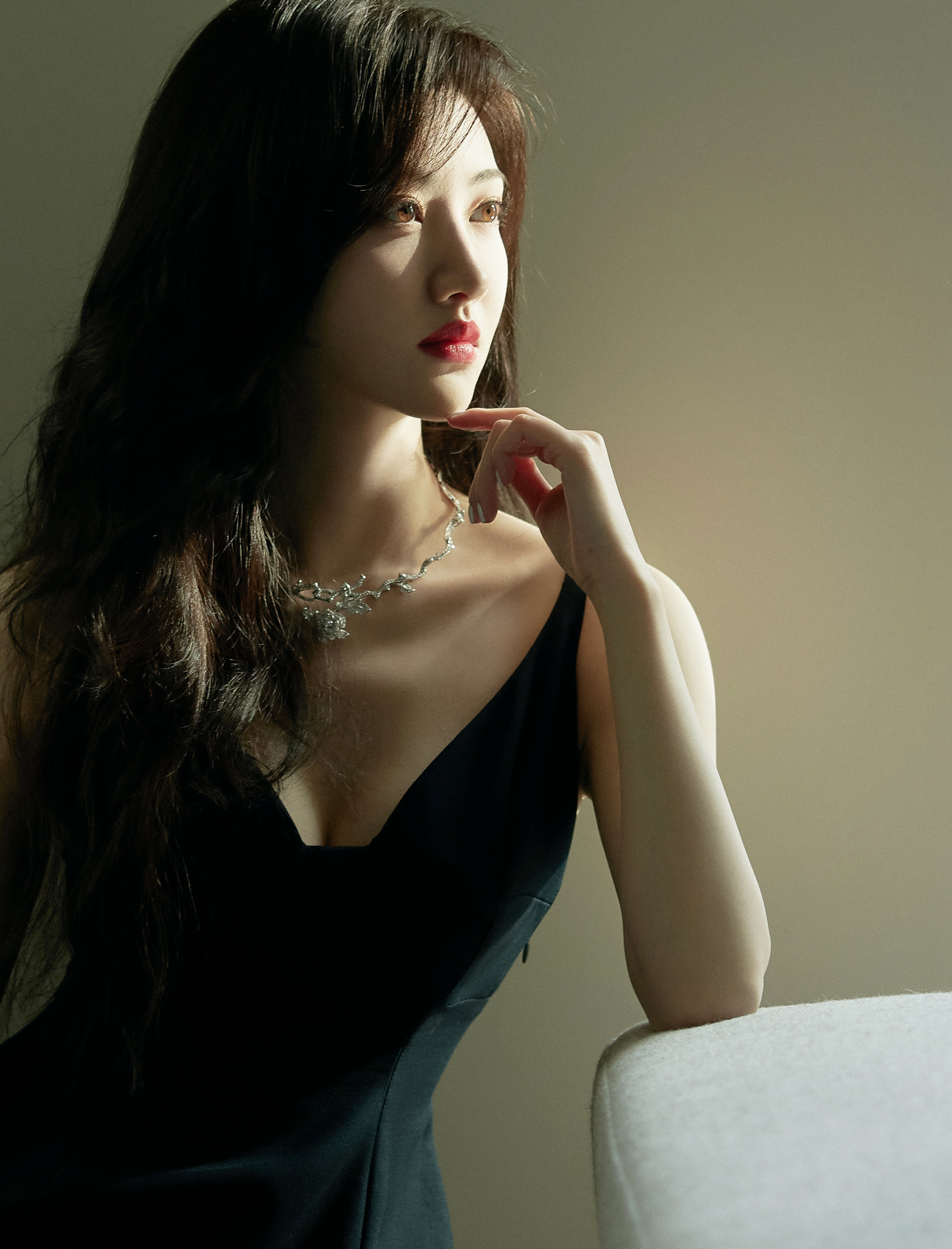 潮酷又显瘦的all black穿搭：刘诗诗景甜优雅，王子文欧阳娜娜酷美