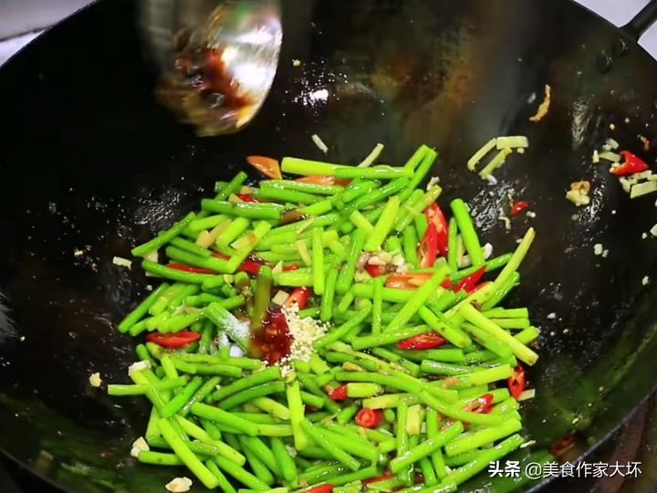 肉丝炒蒜苔如何不老,蒜苔炒肉丝怎么炒才不老