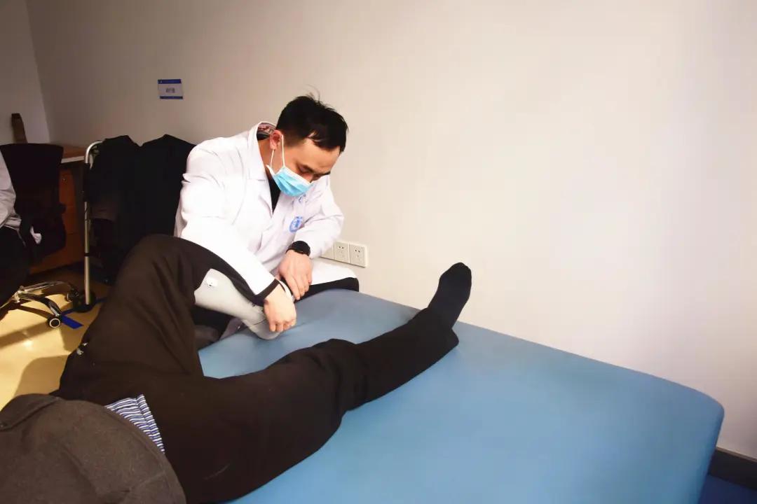 长葛哪医院？一患者非往医生兜里“塞钱”！医生竟“收了”