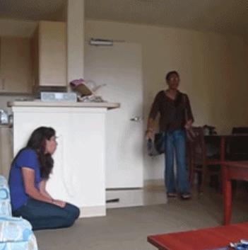 贾玲在沙发上翘二郎腿搞笑图片,贾玲跷二郎腿动图下载