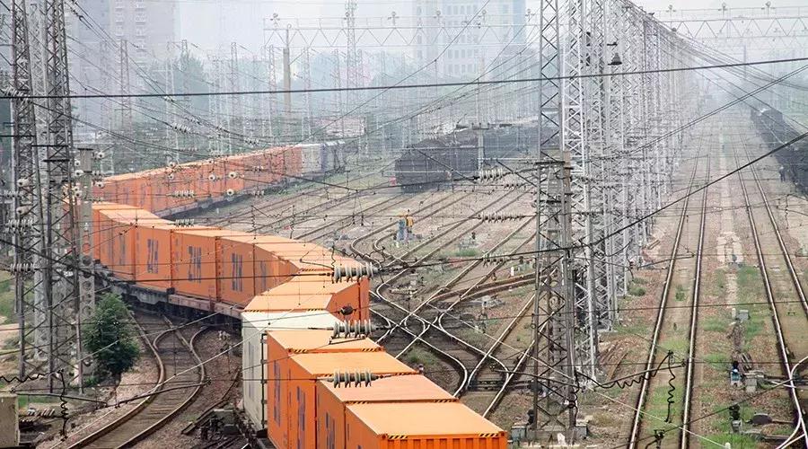 郑州的高架桥上看火车，铁龙慢游咣~咣~铛~铛