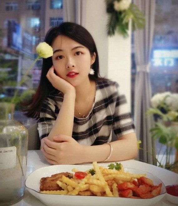 女玩家月薪2500元，网游里充1800讨好男神，结果“奔现”了个寂寞