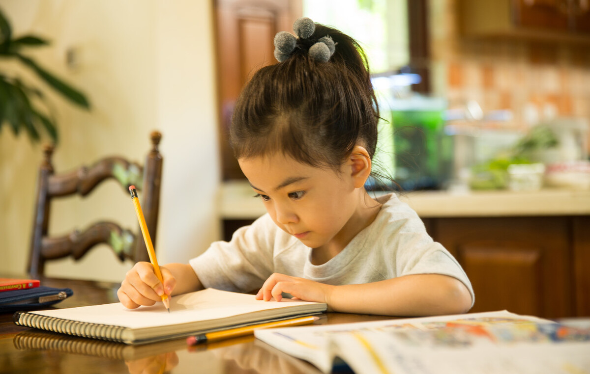 自律的孩子是怎么养成的？教导自律，家长在这3方面要“狠”一点