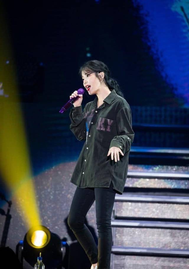 她是“韩国版”刘诗诗,今穿针织衫灯芯绒裙,27岁甜美似高中生