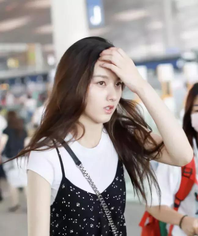 哈哈哈内容引起极度舒适!锦鲤杨超越居然也有丑的时候?